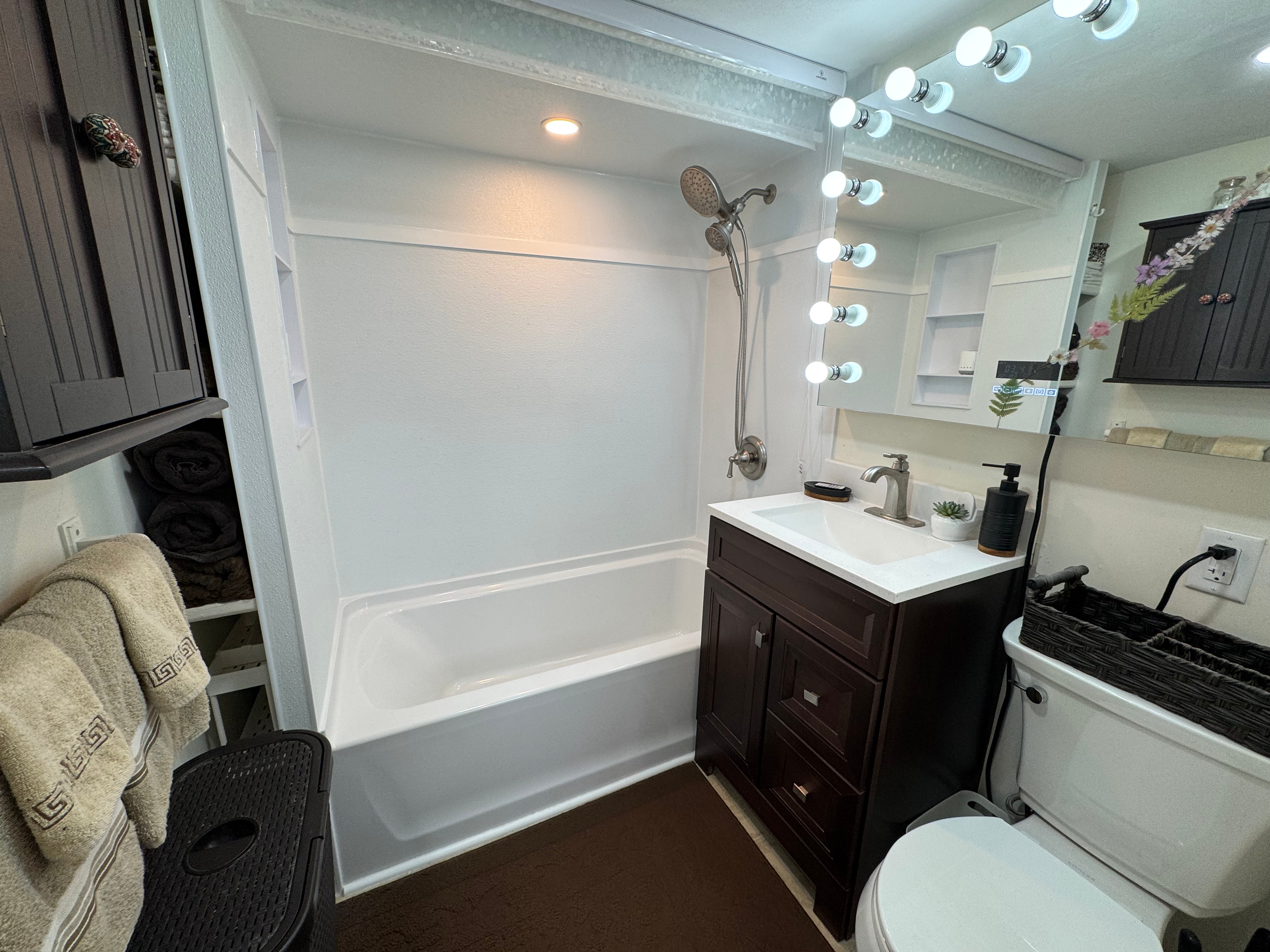 Gorgeous, Immaculate Furnished 1BR in Quiet Eastwood - Photo 10