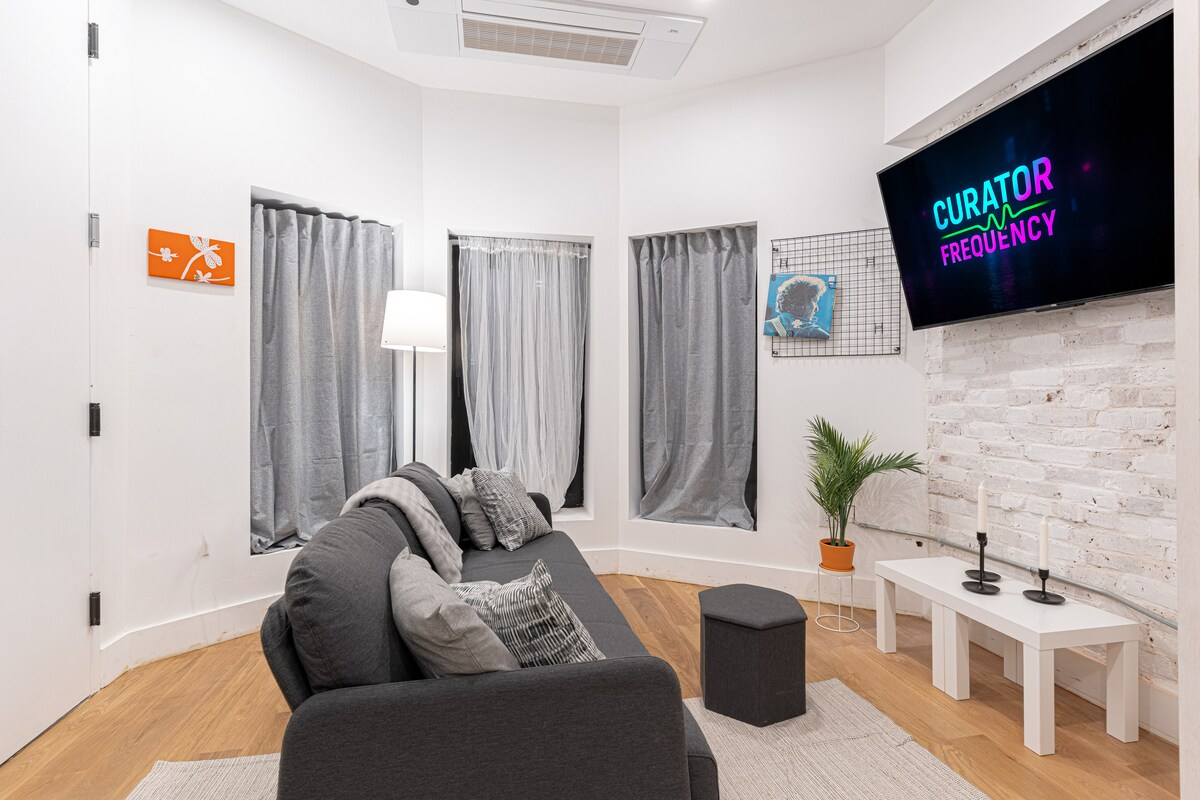 Stylish & Renovated Studio near Train W/D - Photo 2