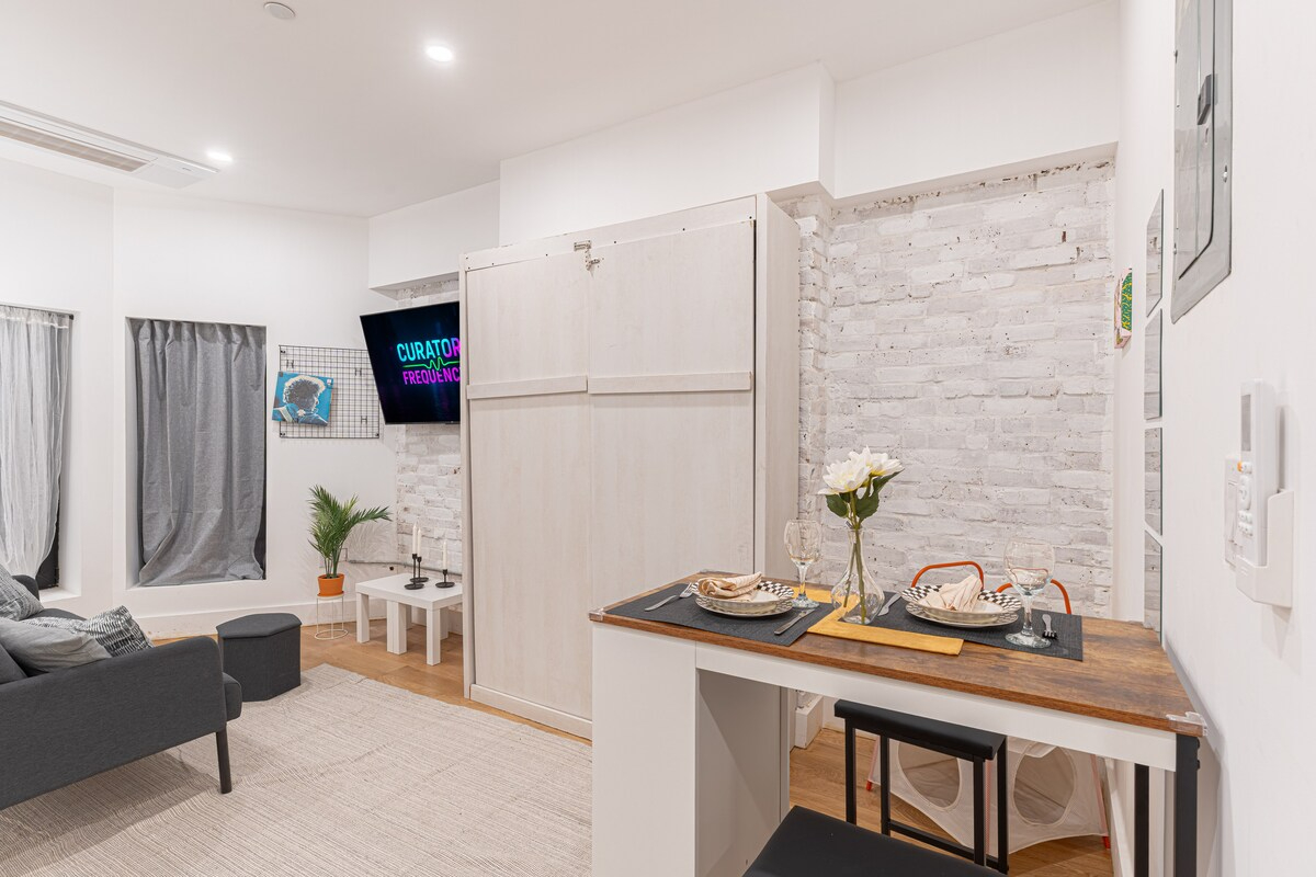 Stylish & Renovated Studio near Train W/D - Photo 3