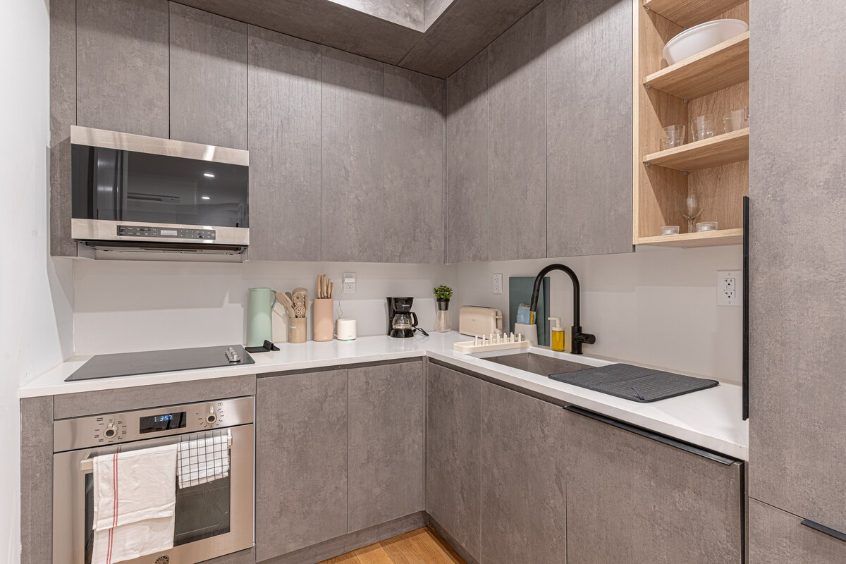 Stylish & Renovated Studio near Train W/D - Photo 4