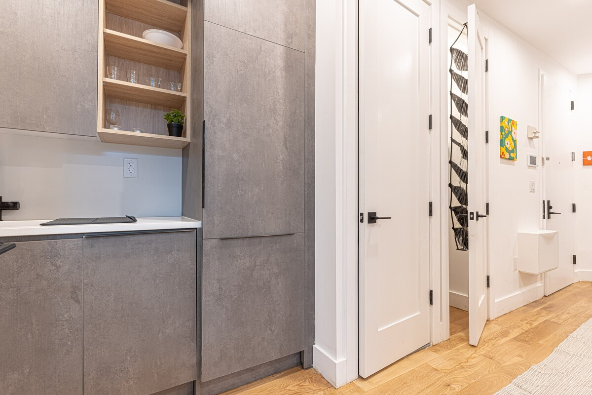 Stylish & Renovated Studio near Train  W/D - Photo 7