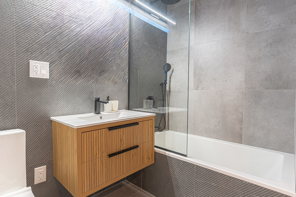 Stylish & Renovated Studio near Train  W/D - Photo 8