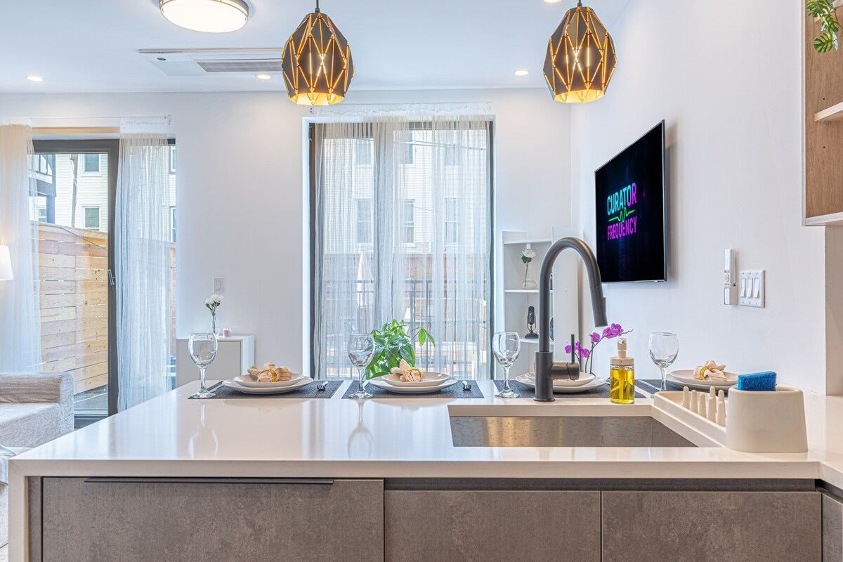 Stylish & Renovated Studio near Train W/D - Photo 3