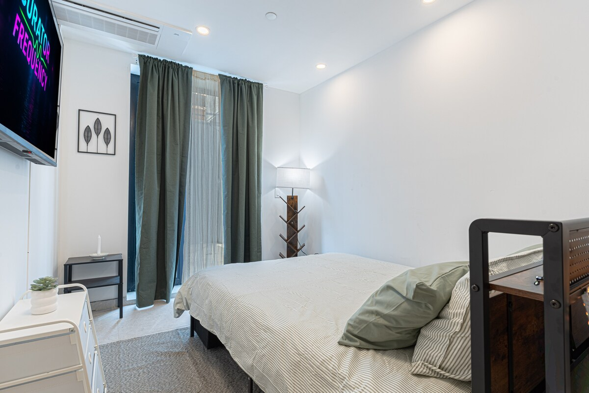 Stylish & Renovated Studio near Train W/D - Photo 5