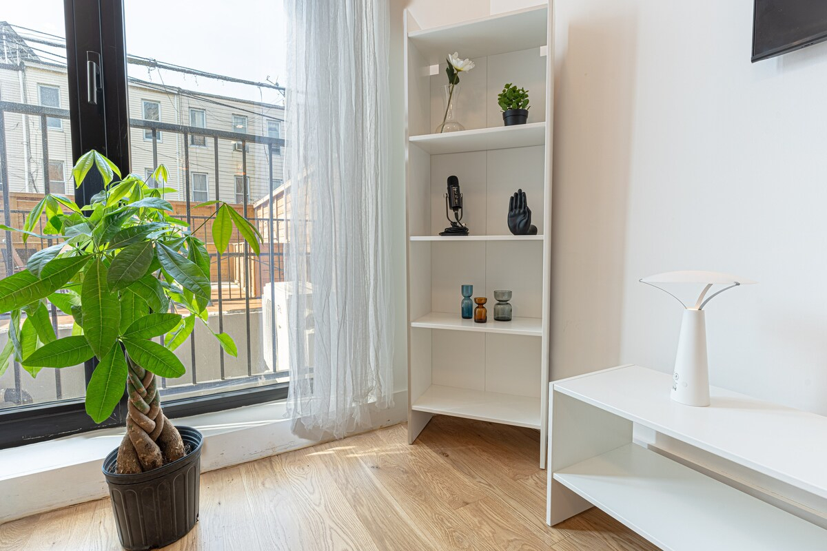 Stylish & Renovated Studio near Train  W/D - Photo 10
