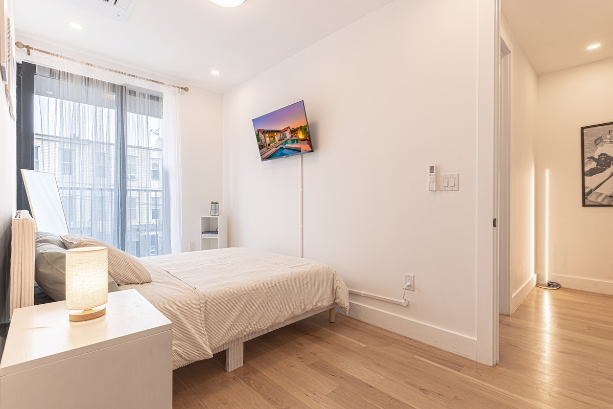 Stylish & Renovated Studio near Train W/D - Photo 4