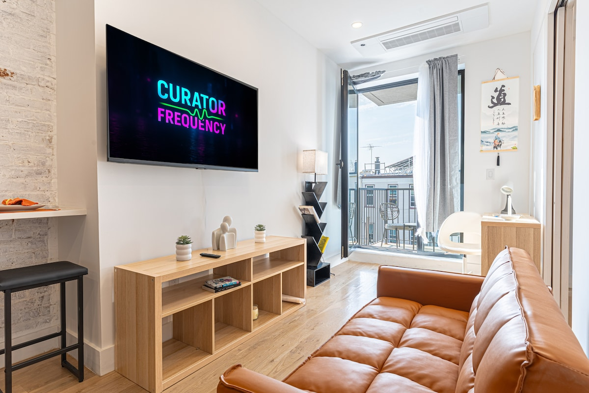 Stylish & Renovated Studio near Train W/D - Photo 2