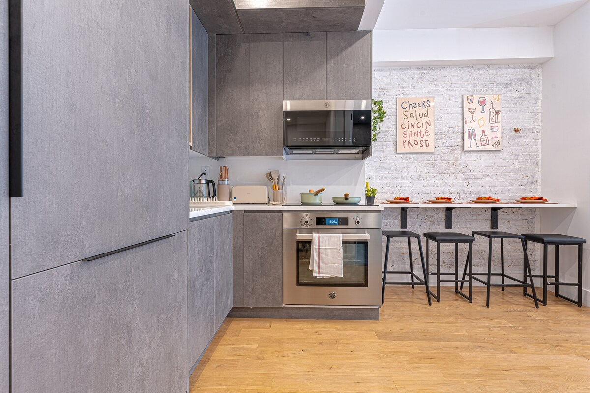 Stylish & Renovated Studio near Train W/D - Photo 5