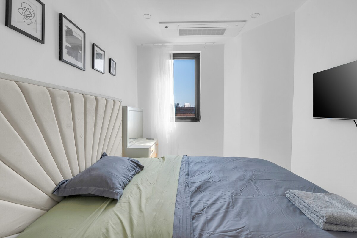 Stylish & Renovated Studio near Train  W/D - Photo 9