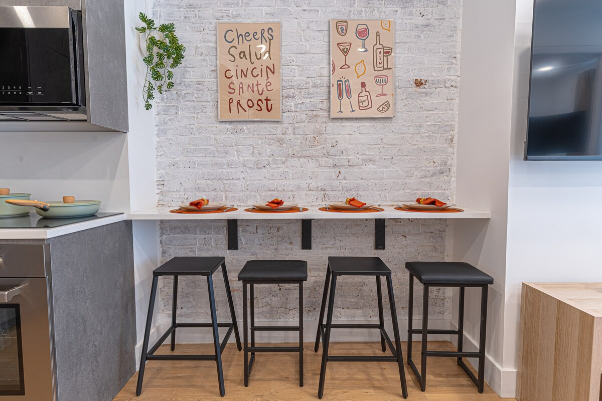 Stylish & Renovated Studio near Train  W/D - Photo 7