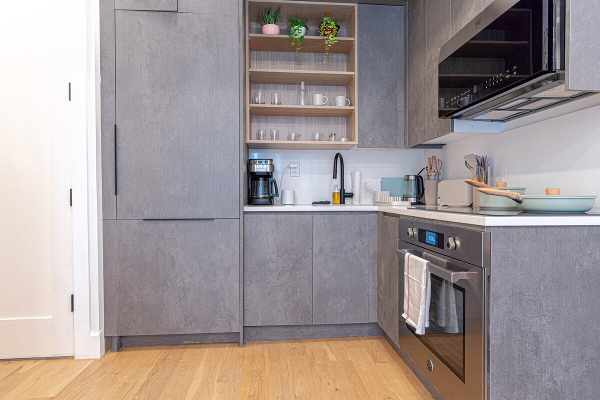 Stylish & Renovated Studio near Train  W/D - Photo 10
