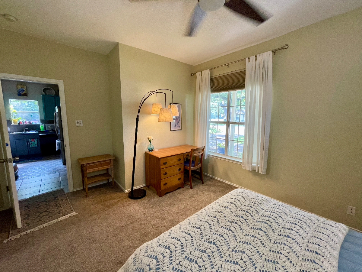 Oak Cottage Nestled Under an Ancient Oak - Private Room, En-Suite Bathroom & Walk-In Closet in a Hom - Photo 5