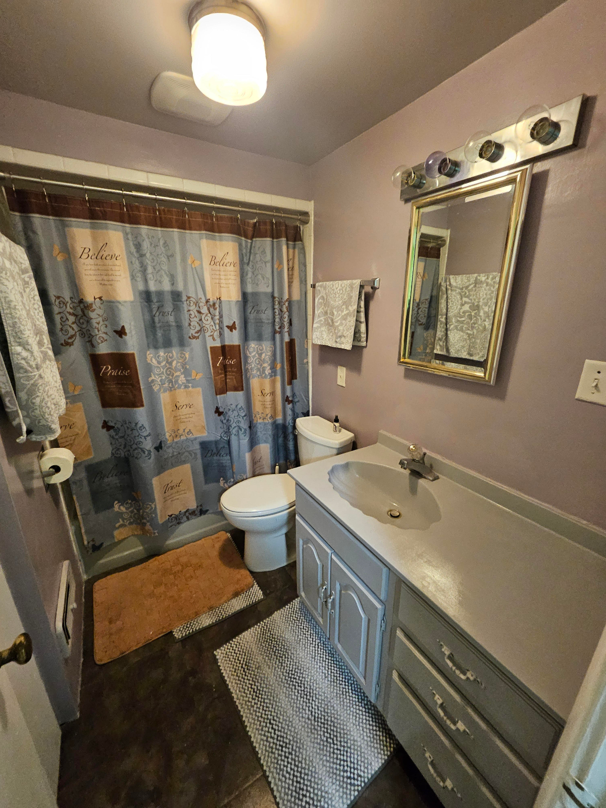 Bedroom in Suburban Home - Photo 4