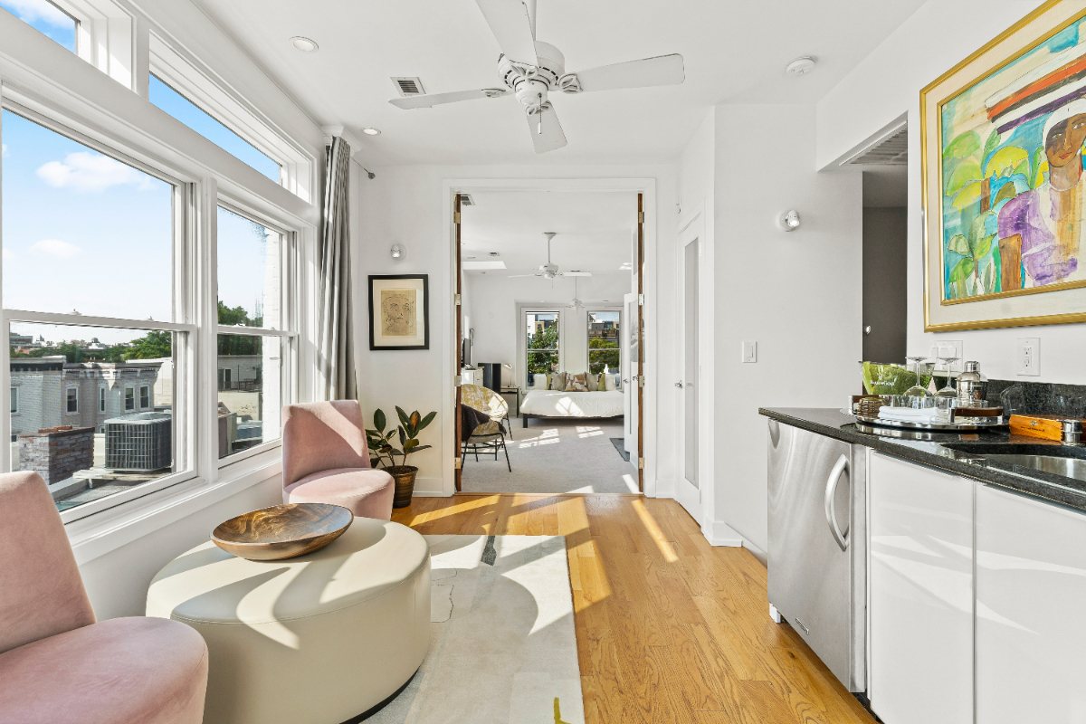 Penthouse CHIC Jewel In heart of city. Private Furnished Rooftops, Great Location, Parking & Spaciou - Photo 4