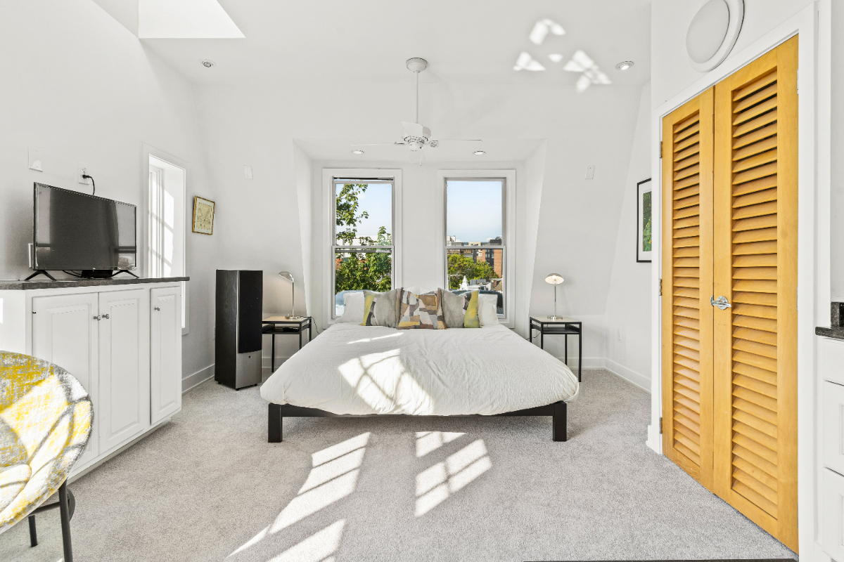 Penthouse CHIC Jewel In heart of city. Private Furnished Rooftops, Great Location, Parking & Spaciou - Photo 6