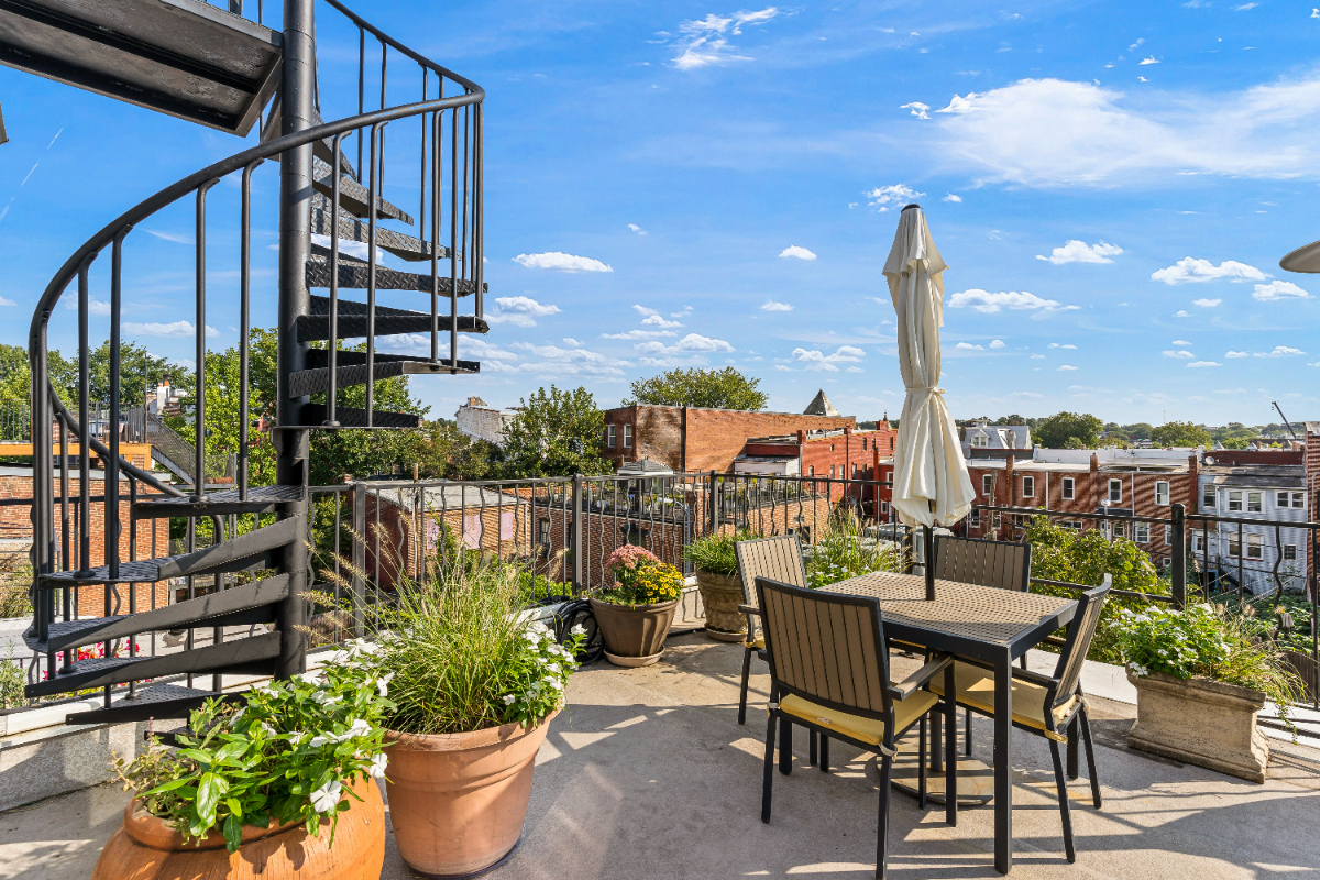Penthouse CHIC Jewel In heart of city. Private Furnished Rooftops, Great Location, Parking & Spaciou - Photo 7