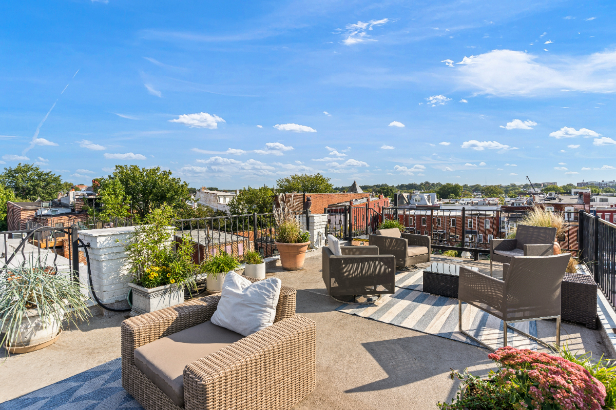 Penthouse CHIC Jewel In heart of city. Private Furnished Rooftops, Great Location, Parking & Spaciou - Photo 10