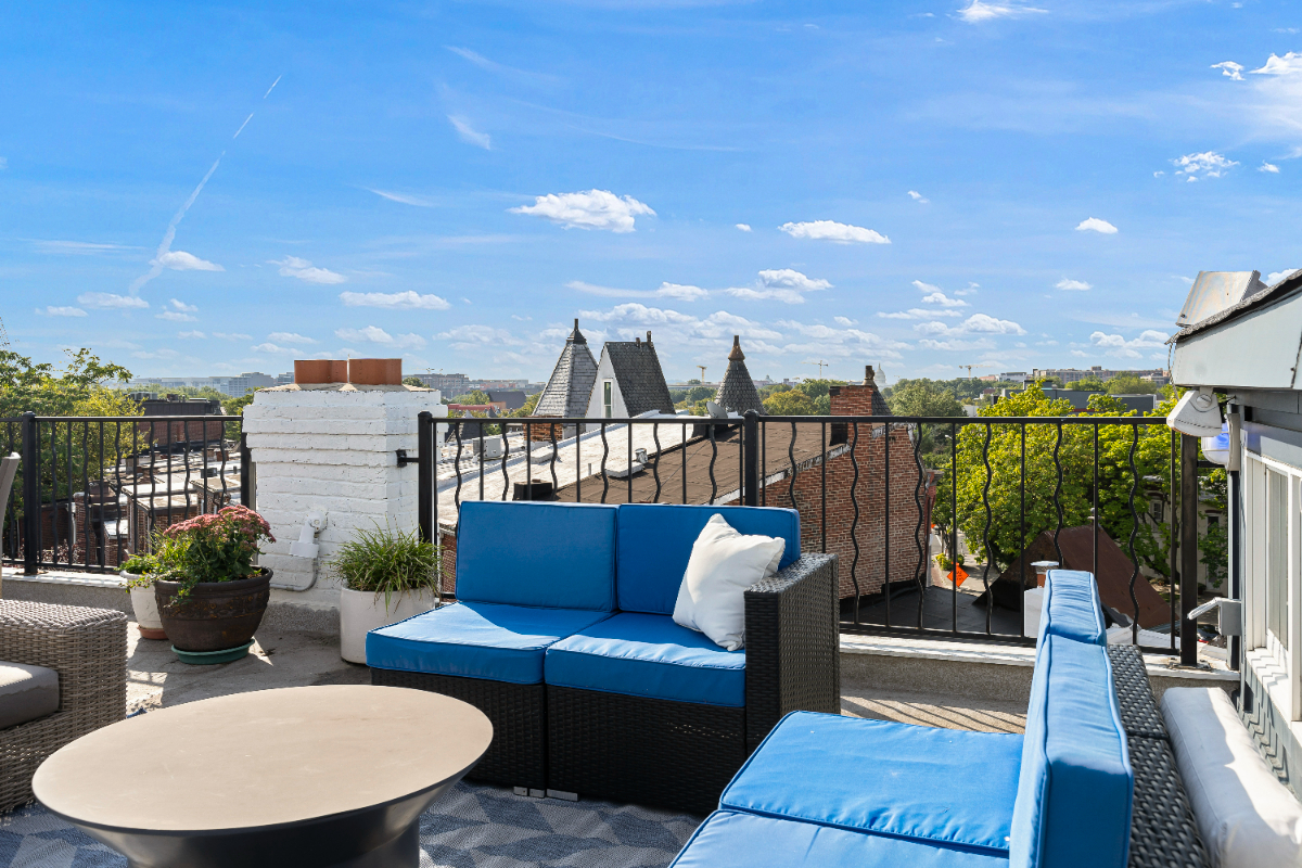 Penthouse CHIC Jewel In heart of city. Private Furnished Rooftops, Great Location, Parking & Spaciou - Photo 12