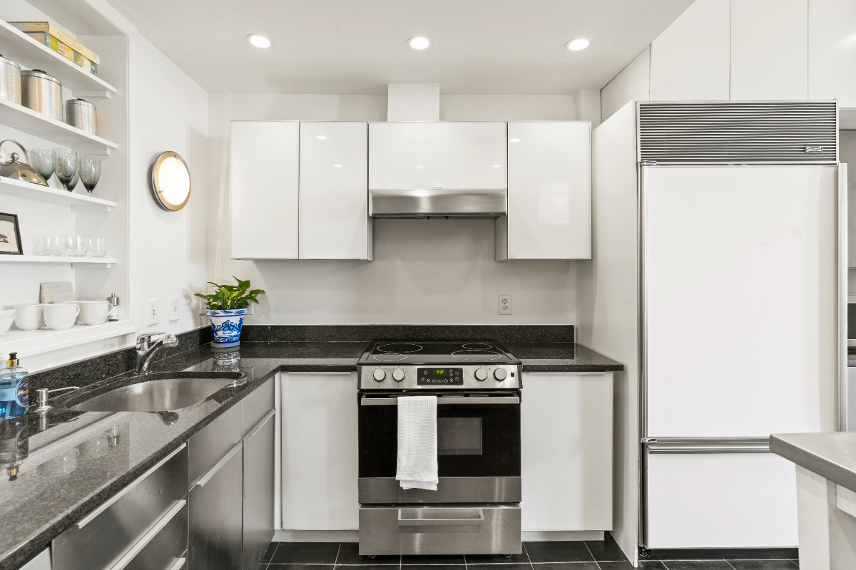 Penthouse CHIC Jewel In heart of city. Private Furnished Rooftops, Great Location, Parking & Spaciou - Photo 2