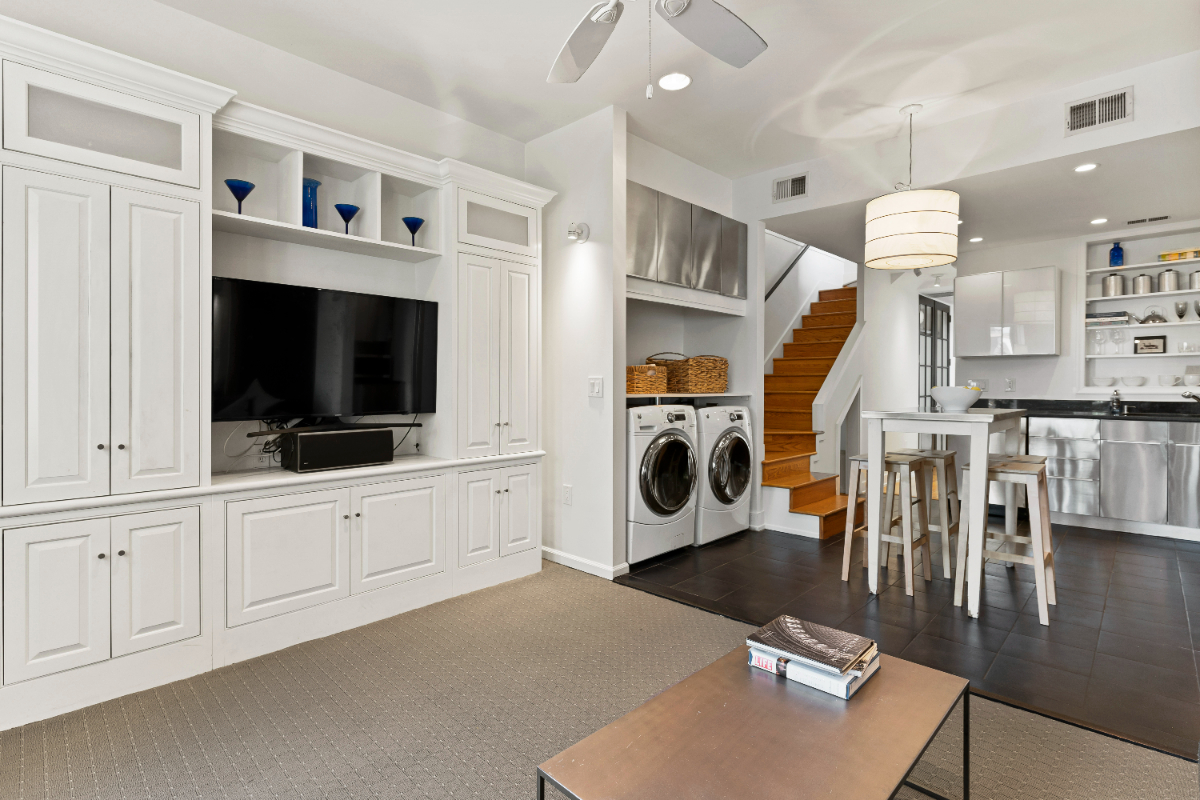 Penthouse CHIC Jewel In heart of city. Private Furnished Rooftops, Great Location, Parking & Spaciou - Photo 3