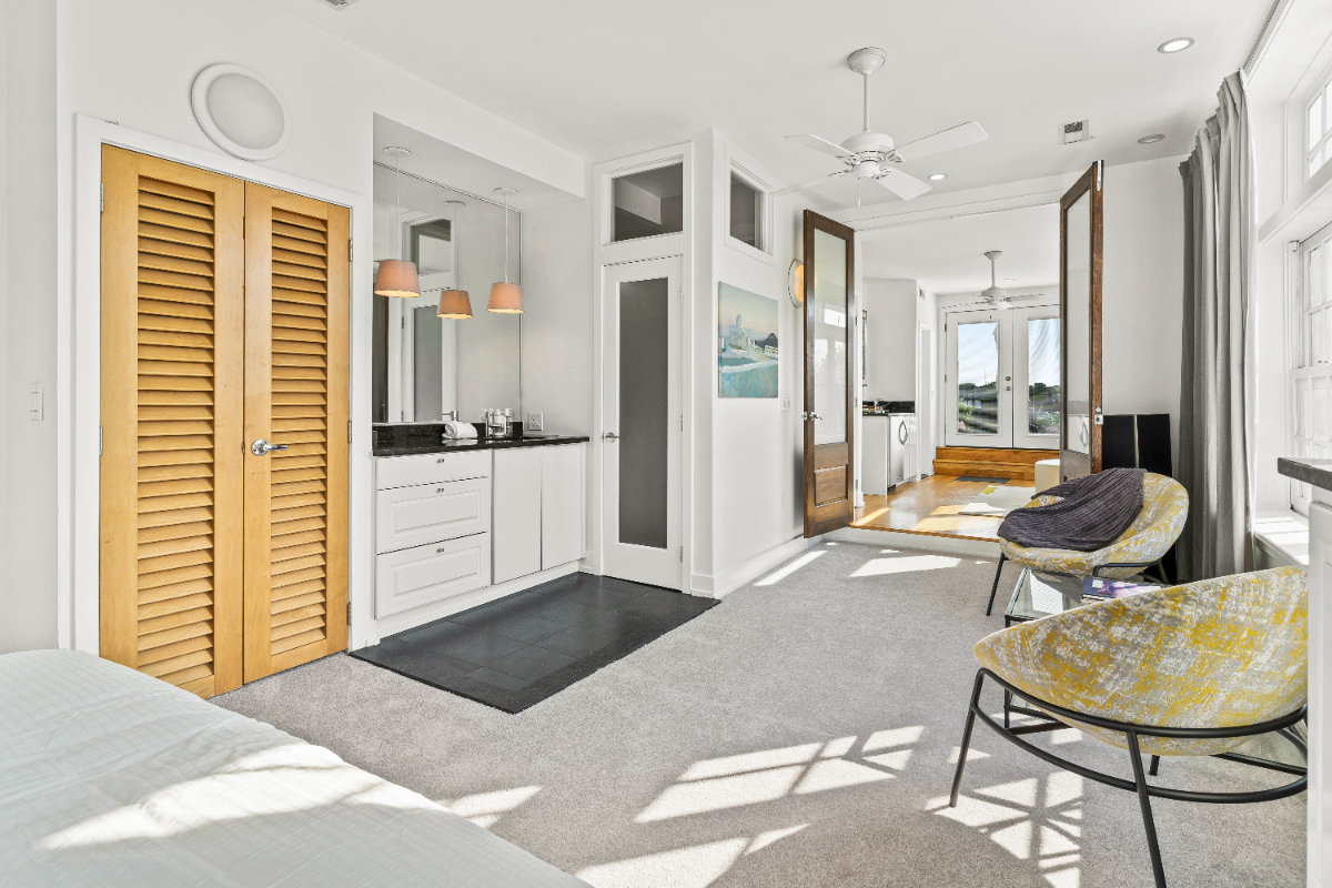 Penthouse CHIC Jewel In heart of city. Private Furnished Rooftops, Great Location, Parking & Spaciou - Photo 5