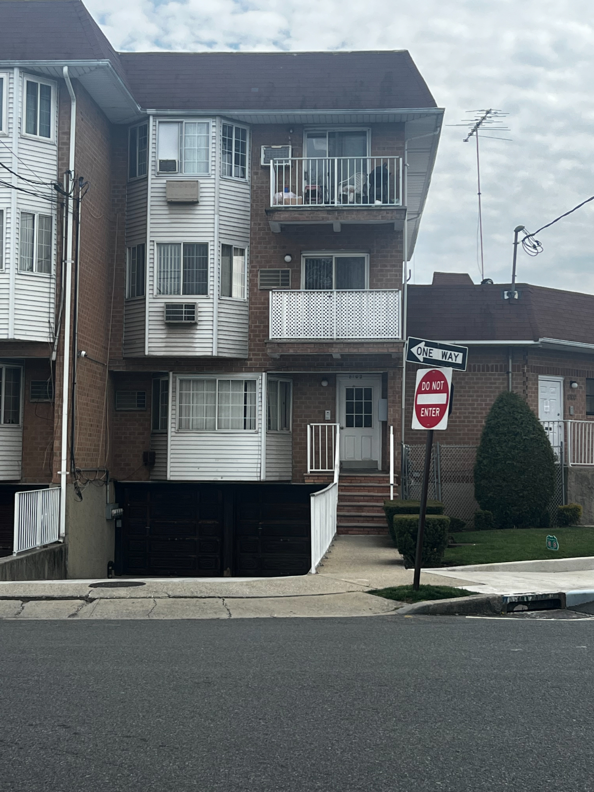 Fully Furnished 1BR Condo With Pool, Utilities Included Near Major Brooklyn Hospitals - Photo 12