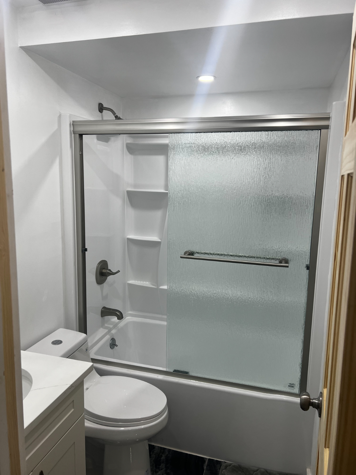 Fully Furnished 1BR Condo With Pool, Utilities Included Near Major Brooklyn Hospitals - Photo 10