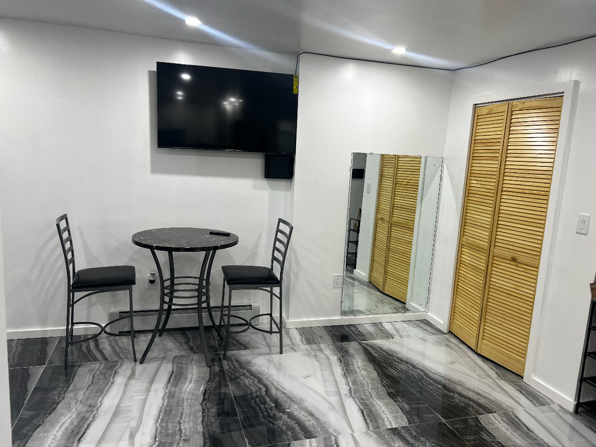 Fully Furnished 1BR Condo With Pool, Utilities Included Near Major Brooklyn Hospitals - Photo 2