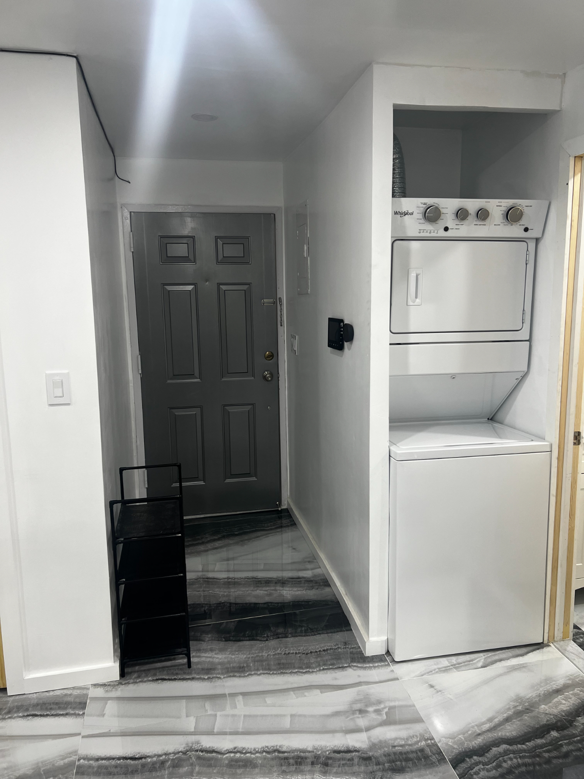 Fully Furnished 1BR Condo With Pool, Utilities Included Near Major Brooklyn Hospitals - Photo 11