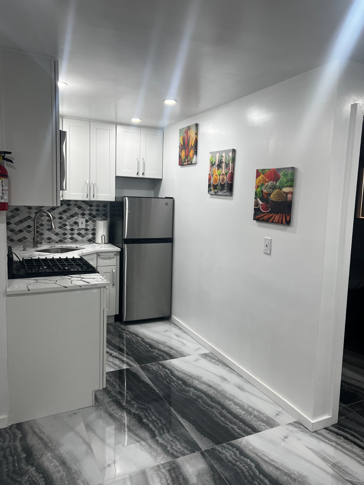 Fully Furnished 1BR Condo With Pool, Utilities Included Near Major Brooklyn Hospitals - Photo 4
