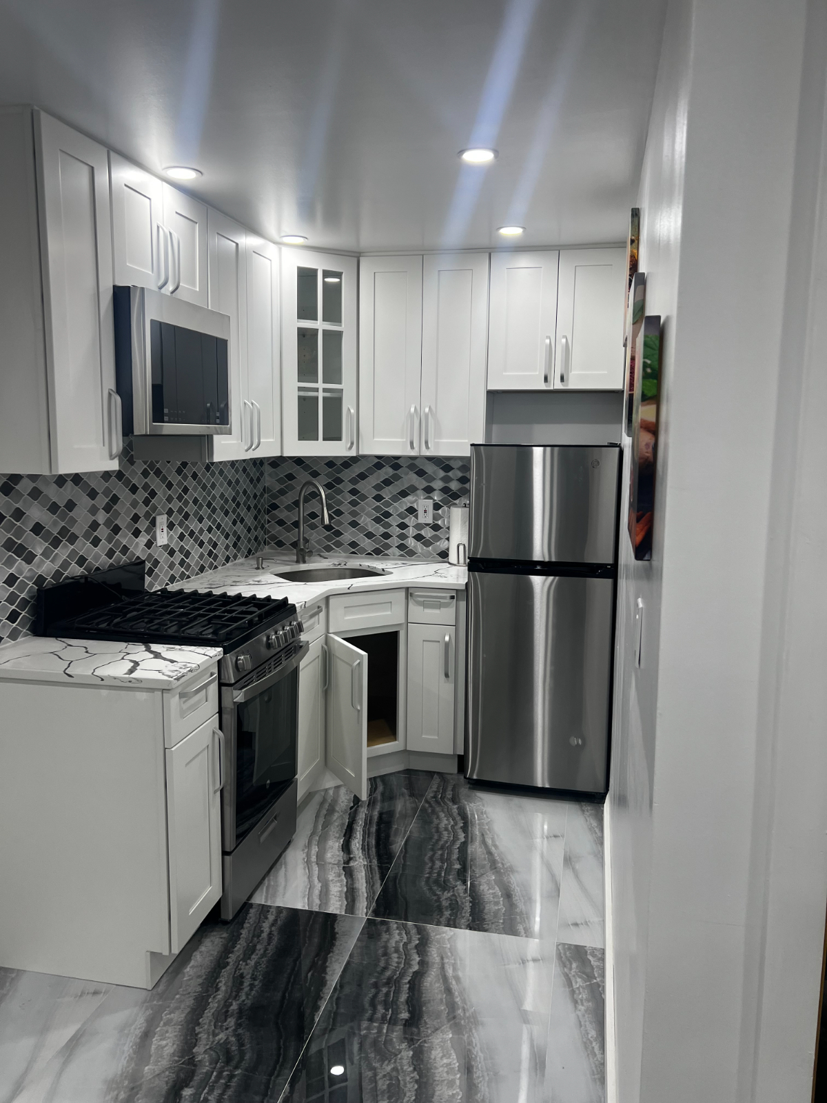 Fully Furnished 1BR Condo With Pool, Utilities Included Near Major Brooklyn Hospitals - Photo 3