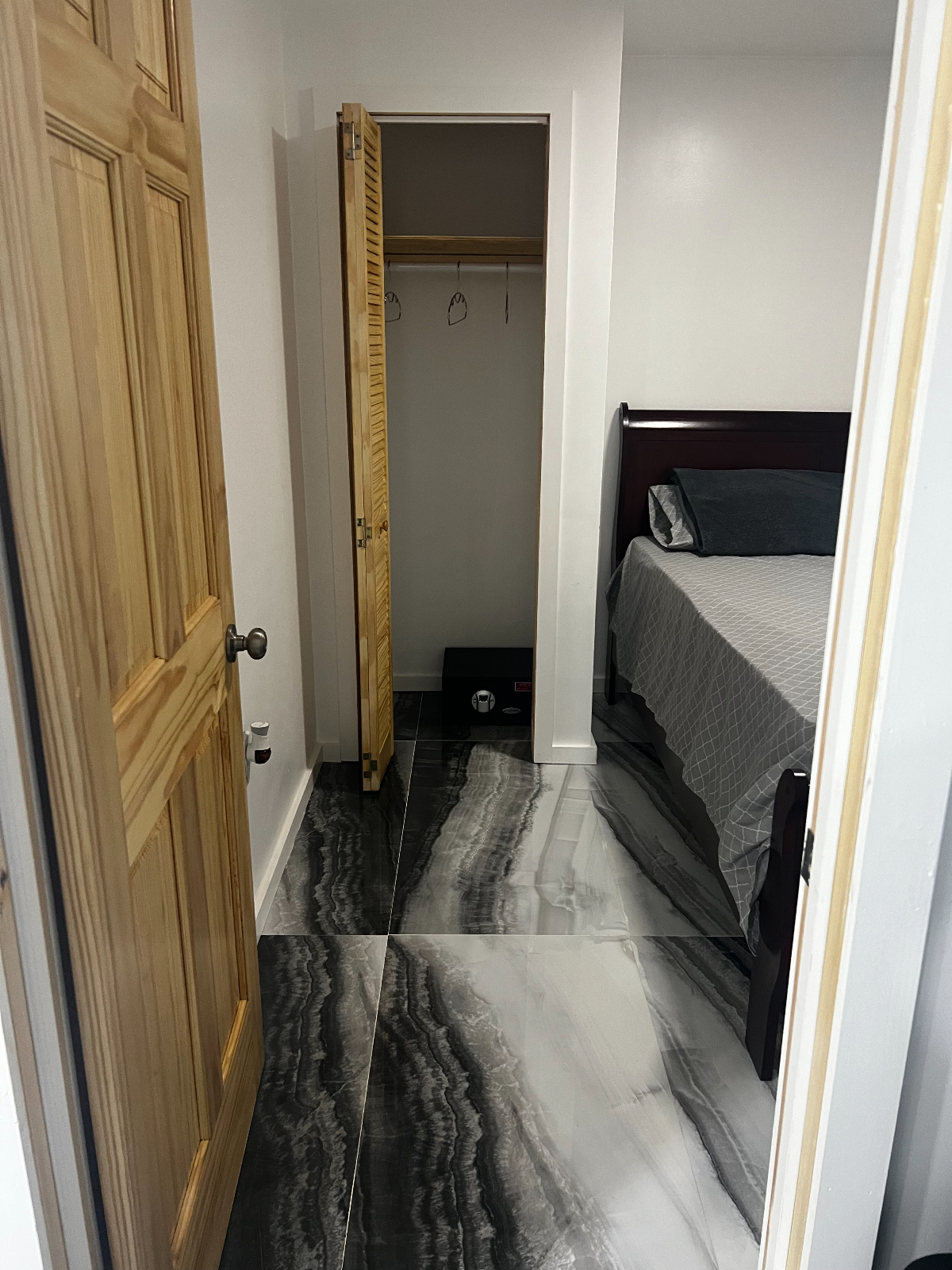 Fully Furnished 1BR Condo With Pool, Utilities Included Near Major Brooklyn Hospitals - Photo 8