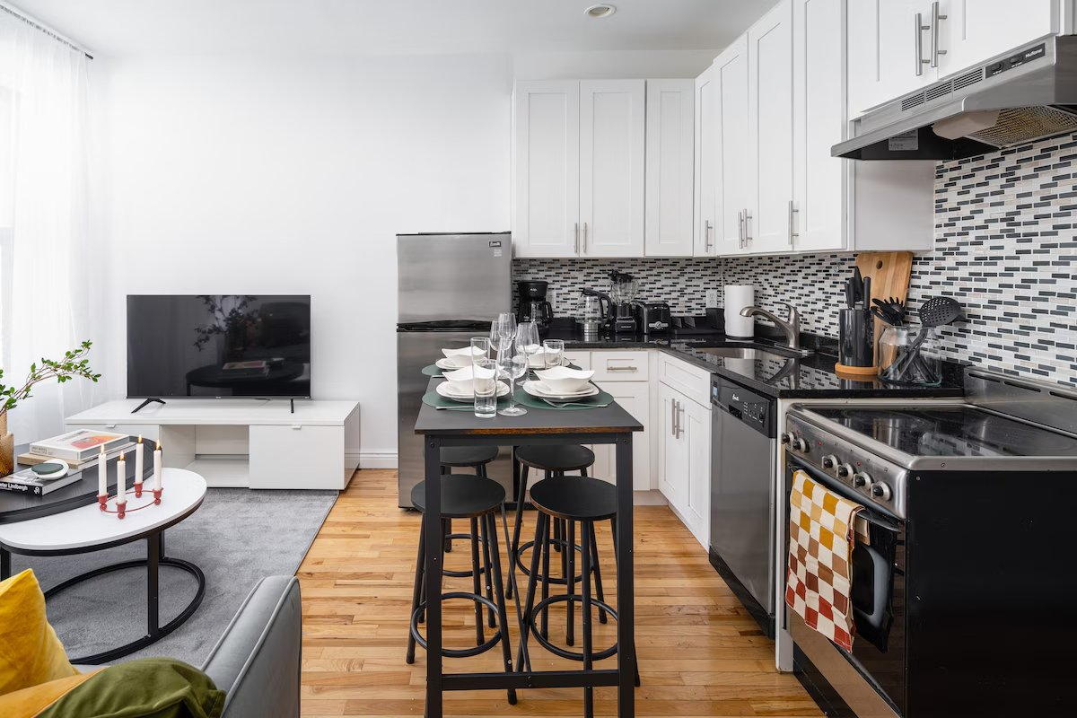 Spacious 3BR Retreat Near Times Square + 2 Baths & In-Unit W/D - Photo 1