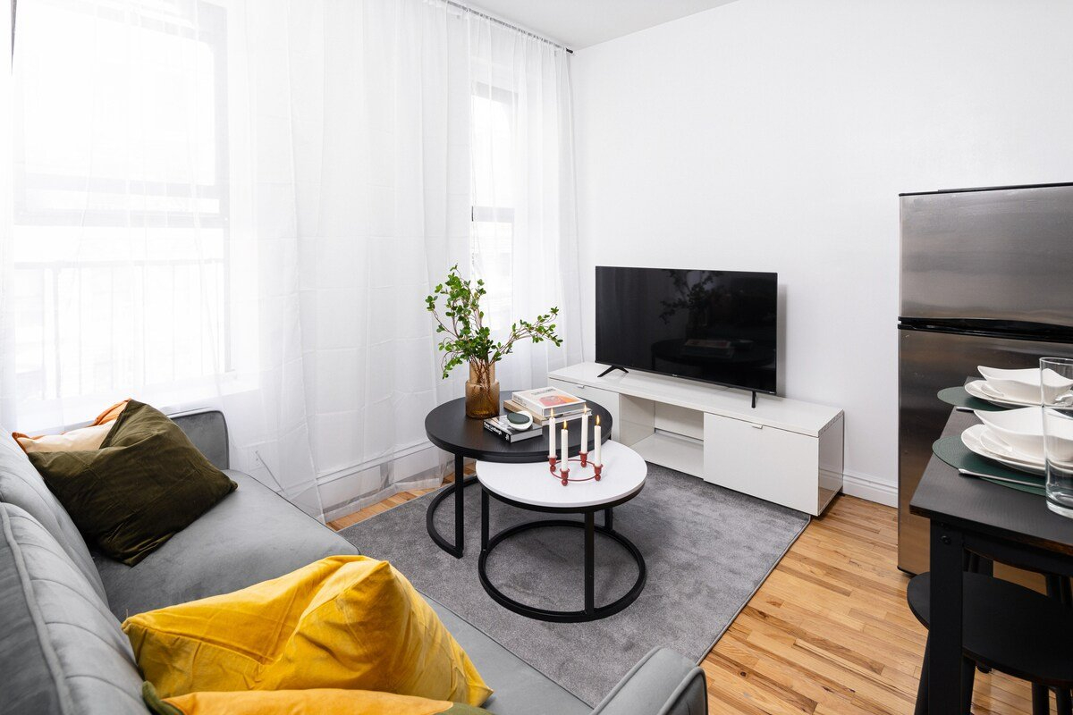 Spacious 3BR Retreat Near Times Square + 2 Baths & In-Unit W/D - Photo 2