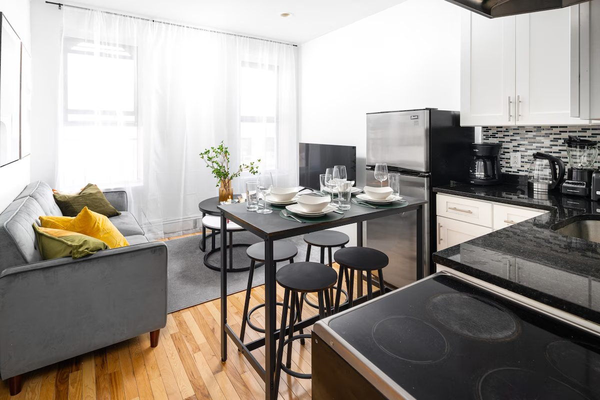 Spacious 3BR Retreat Near Times Square + 2 Baths & In-Unit W/D - Photo 3