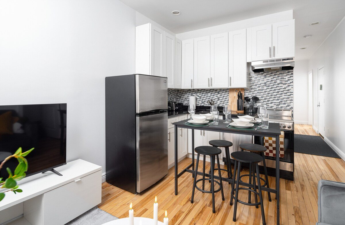 Spacious 3BR Retreat Near Times Square + 2 Baths & In-Unit W/D - Photo 4