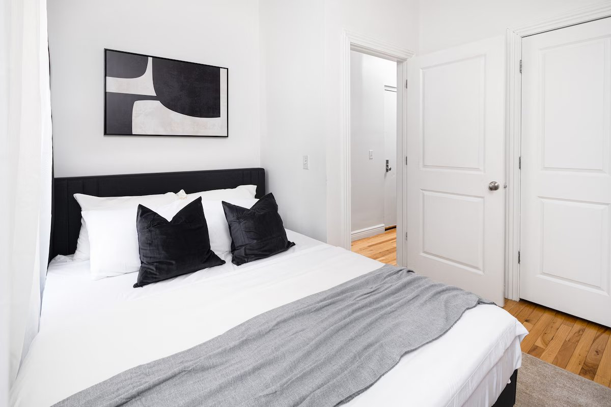 Spacious 3BR Retreat Near Times Square + 2 Baths & In-Unit W/D - Photo 8