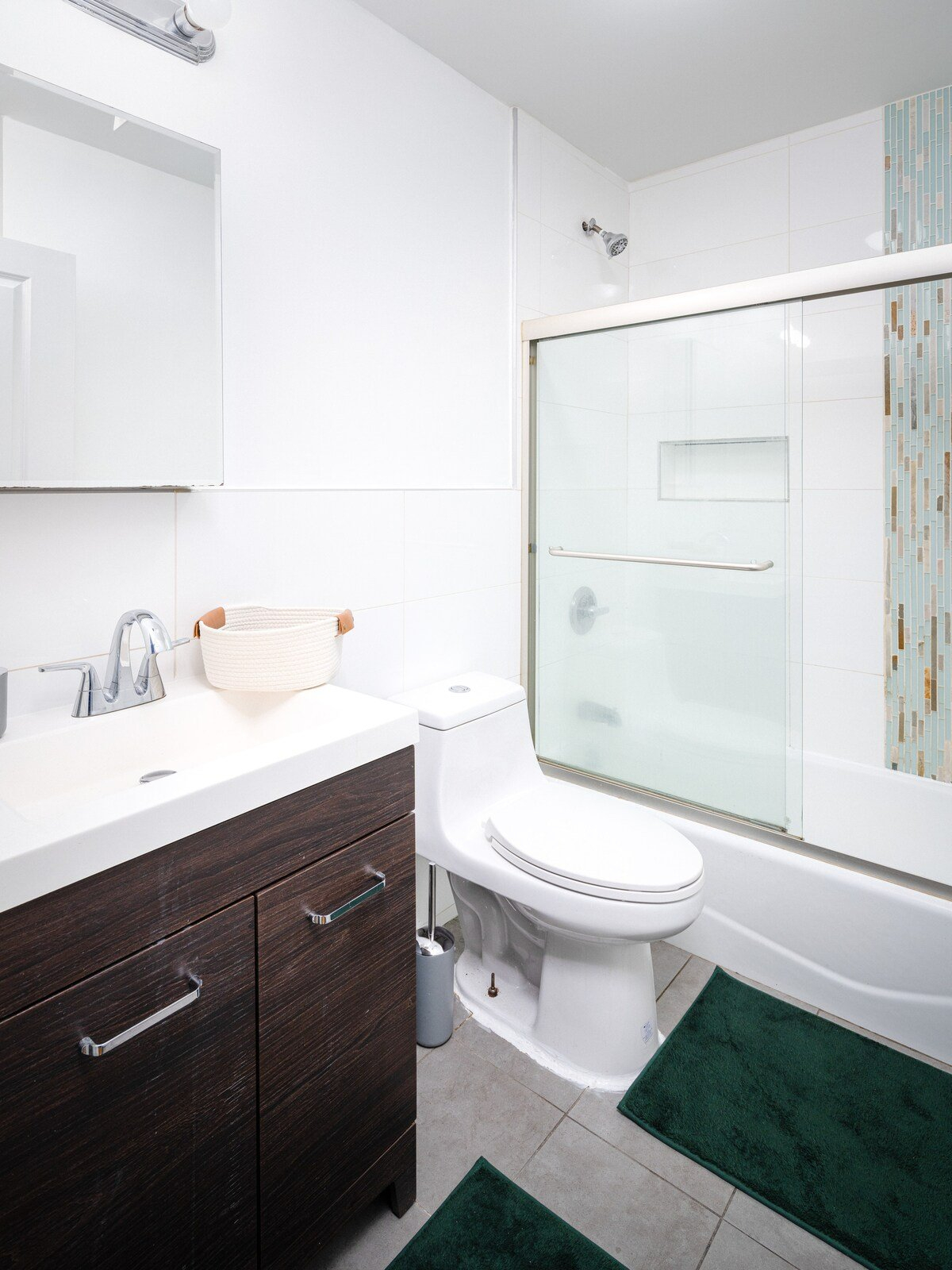 Spacious 3BR Retreat Near Times Square + 2 Baths & In-Unit W/D - Photo 12