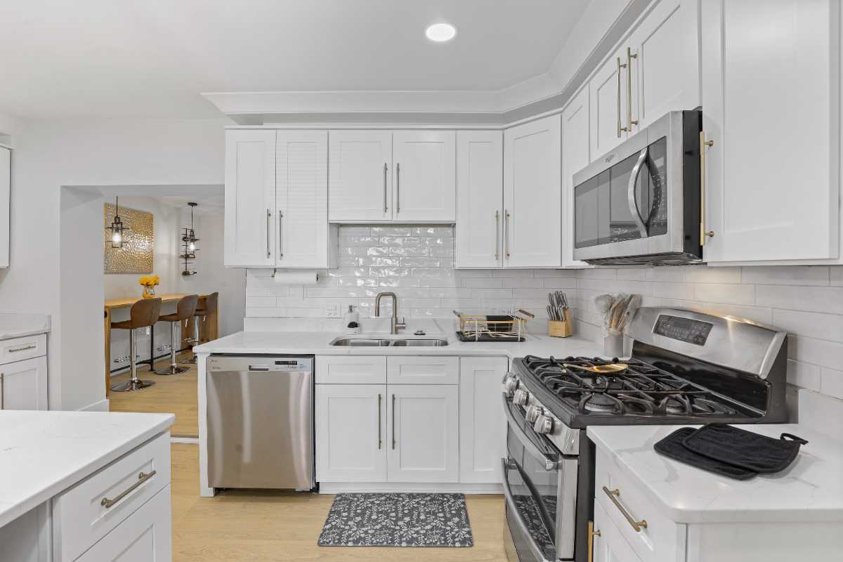 Modern 5BR Retreat Near OHare & Rosemont - Photo 2