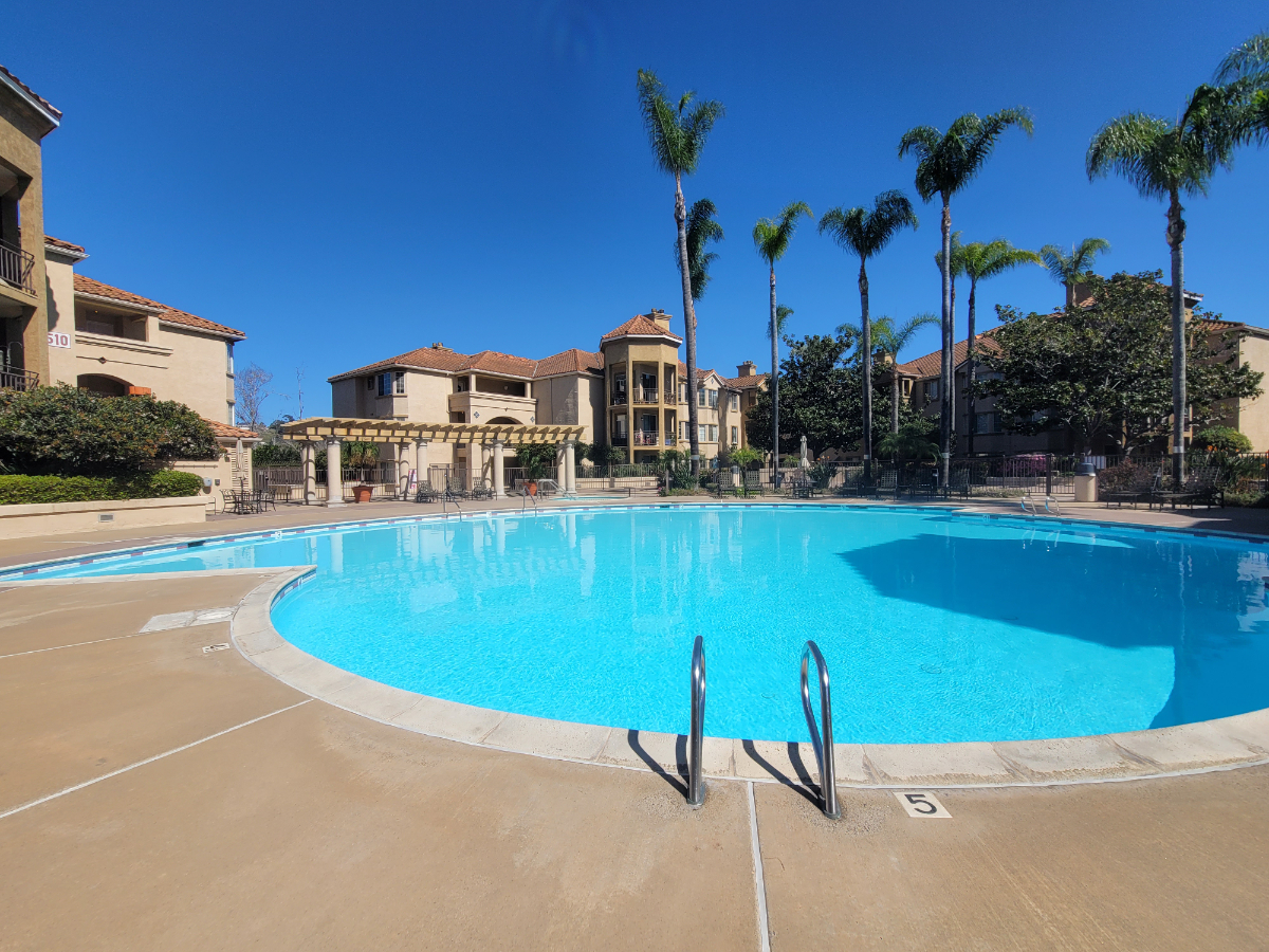 Top Floor Corner Unit - River Views, Pool, Hot Tub, Gym, Gated Parking - Photo 1