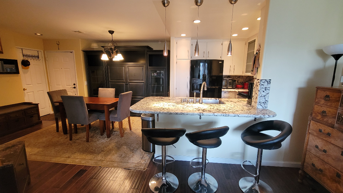 Top Floor Corner Unit - River Views, Pool, Hot Tub, Gym, Gated Parking - Photo 6
