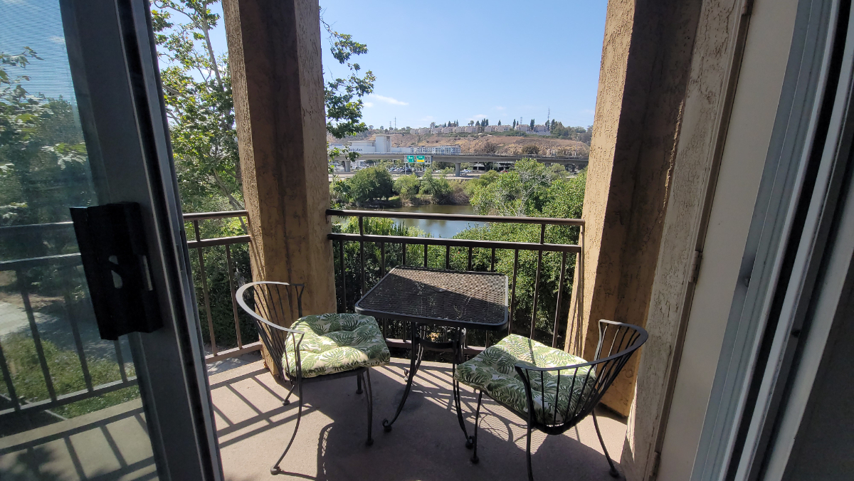 Top Floor Corner Unit - River Views, Pool, Hot Tub, Gym, Gated Parking - Photo 4