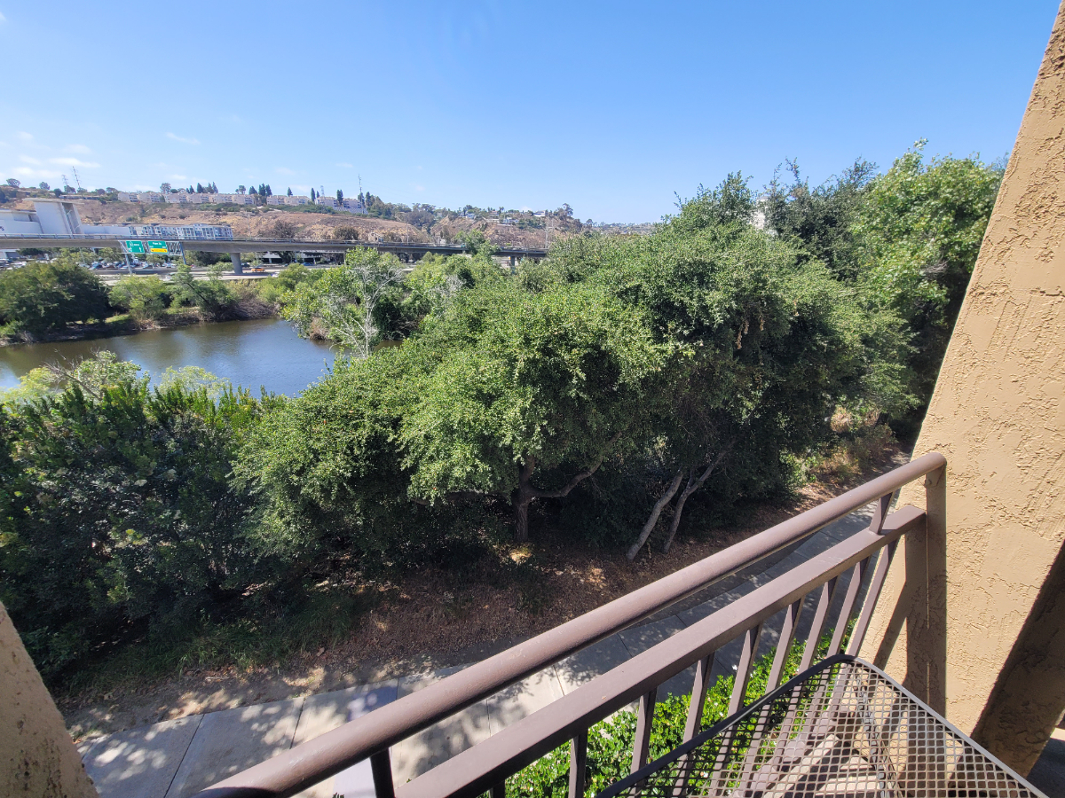 Top Floor Corner Unit - River Views, Pool, Hot Tub, Gym, Gated Parking - Photo 5