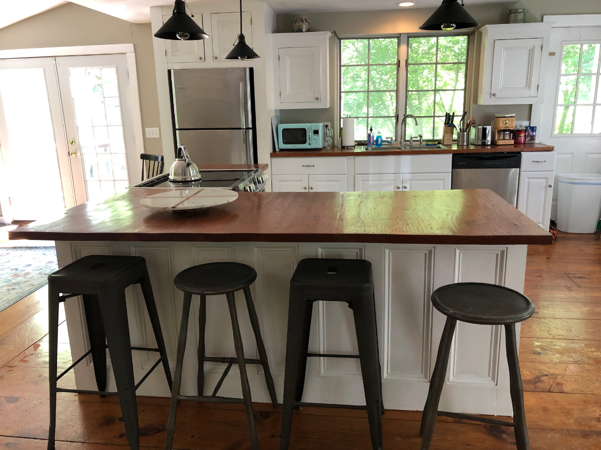 Creekside Farmhouse with vintage charm! - Photo 2