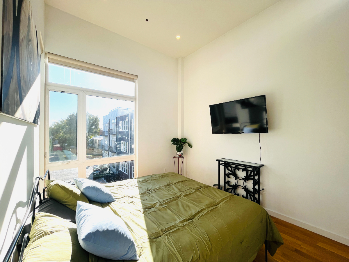 Entire Modern 3-Story Rowhouse, 2 Bedrooms, 2 Full Bathrooms, Pet Friendly - Photo 2
