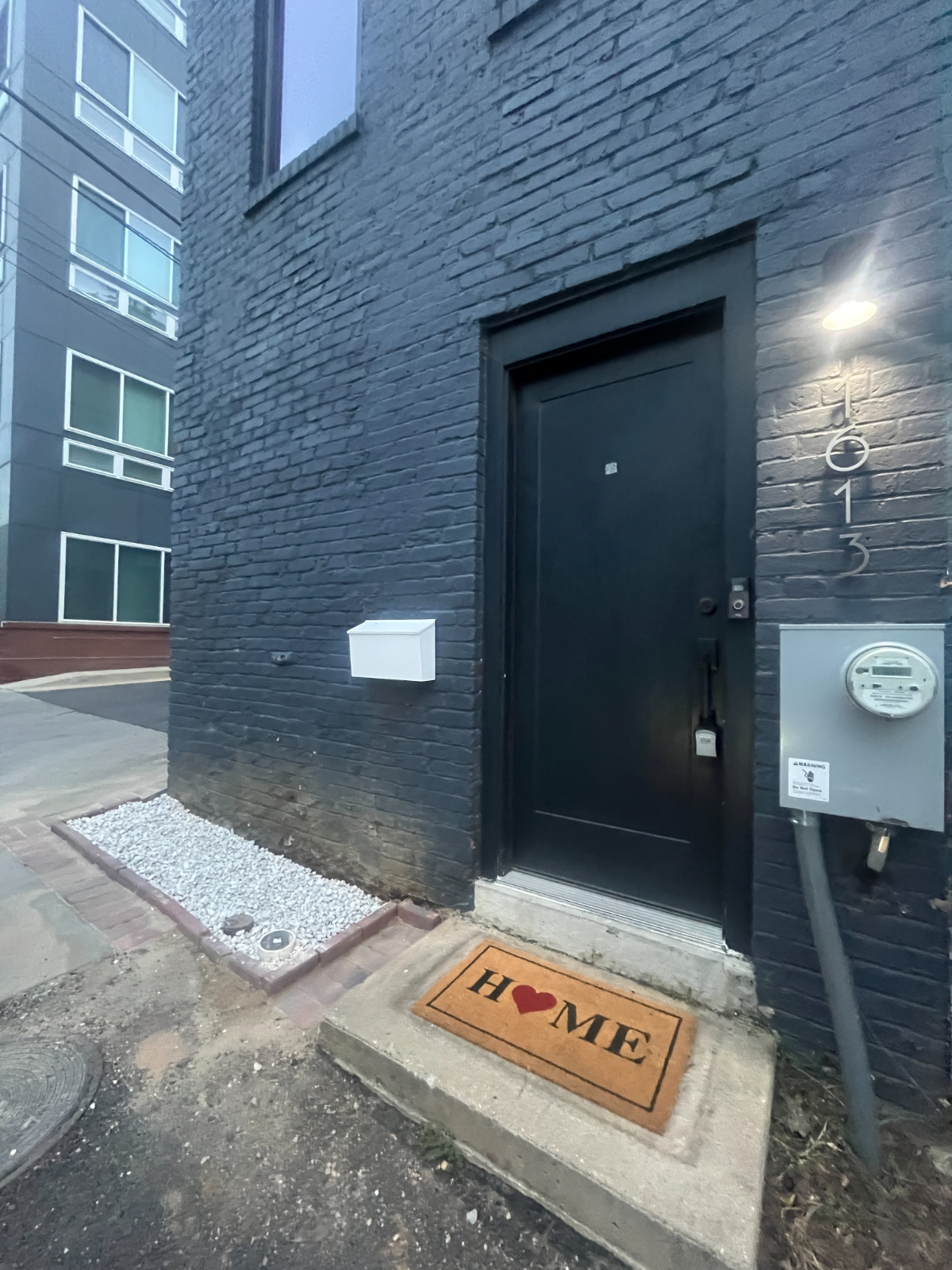 Entire Modern 3-Story Rowhouse, 2 Bedrooms, 2 Full Bathrooms, Pet Friendly - Photo 3