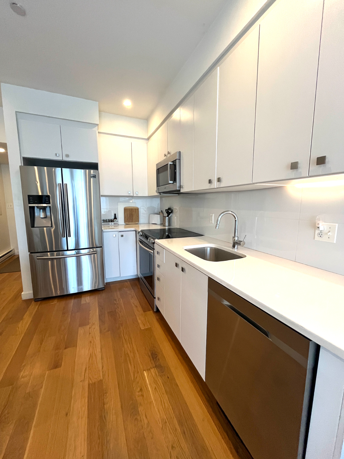 Entire Modern 3-Story Rowhouse, 2 Bedrooms, 2 Full Bathrooms, Pet Friendly - Photo 4