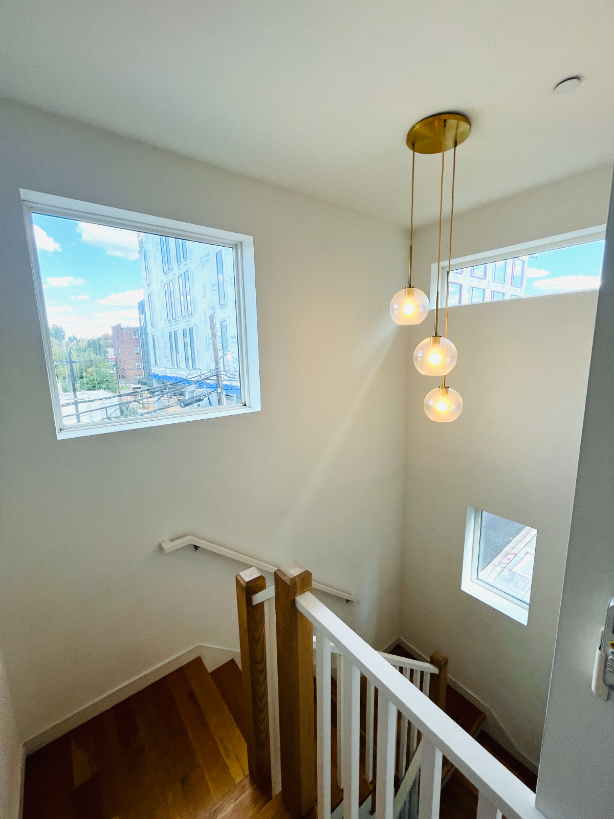 Entire Modern 3-Story Rowhouse, 2 Bedrooms, 2 Full Bathrooms, Pet Friendly - Photo 5