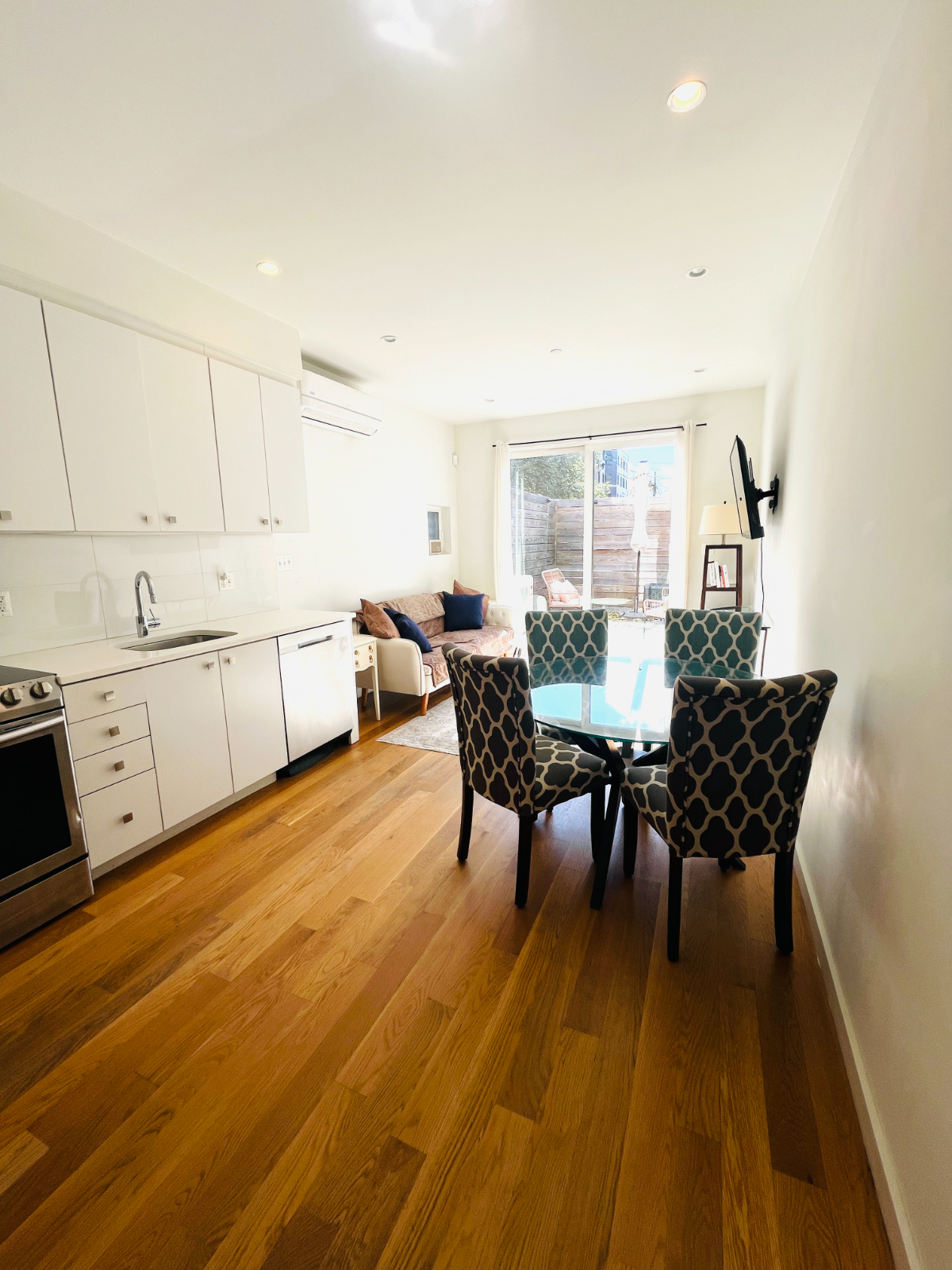 Entire Modern 3-Story Rowhouse, 2 Bedrooms, 2 Full Bathrooms, Pet Friendly - Photo 6