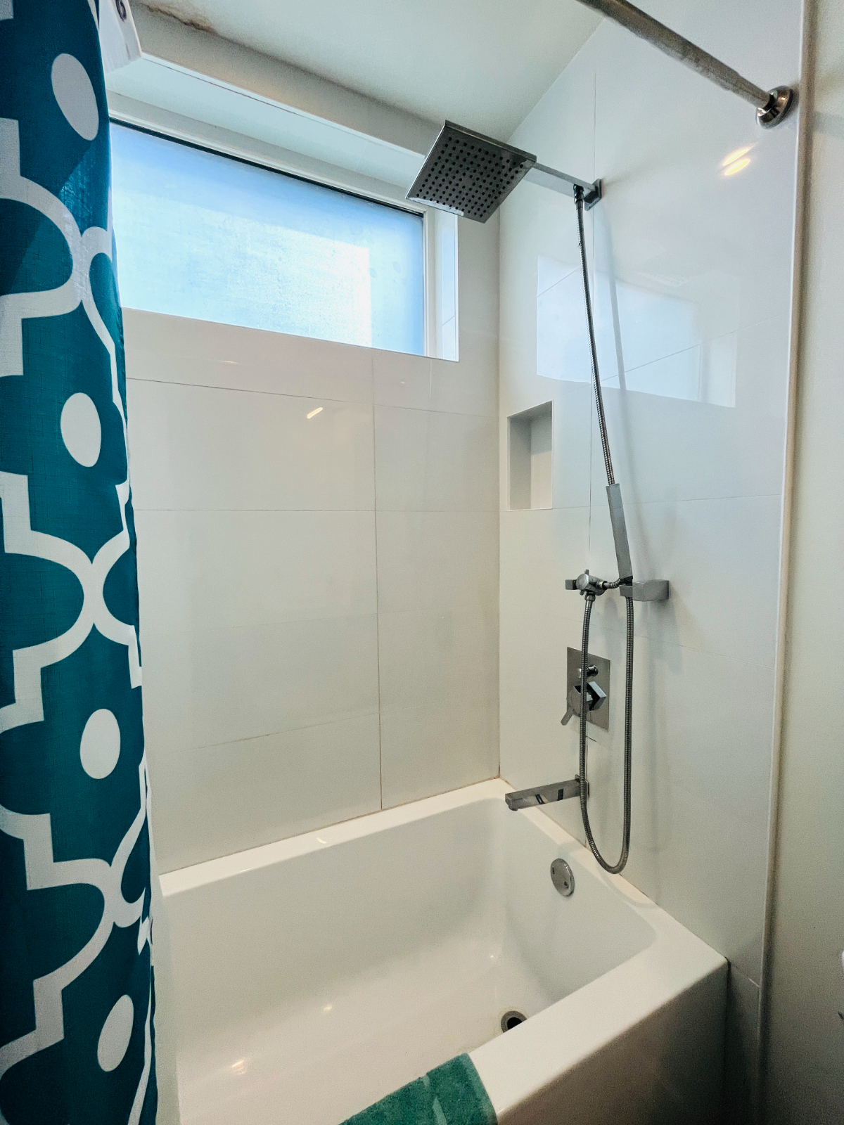 Entire Modern 3-Story Rowhouse, 2 Bedrooms, 2 Full Bathrooms, Pet Friendly - Photo 7